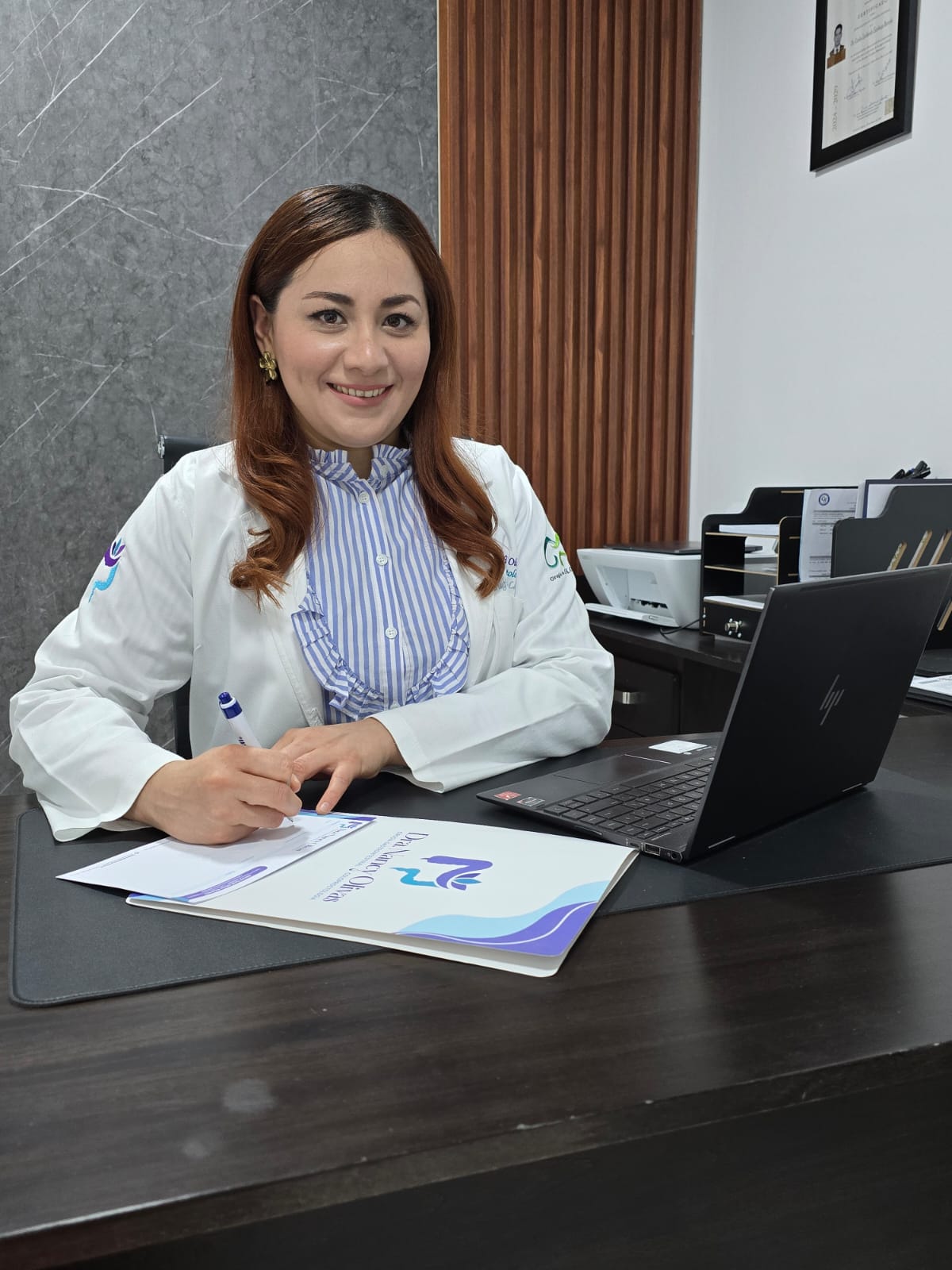 Dra. Nancy Olivas especialista en enfermedades del Colon y Recto en su escritorio médico